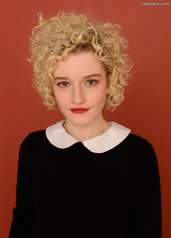 Julia Garner photo 12 of 320