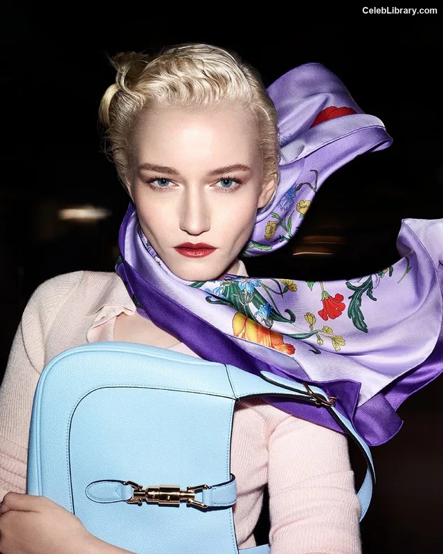 Julia Garner photo 14 of 320