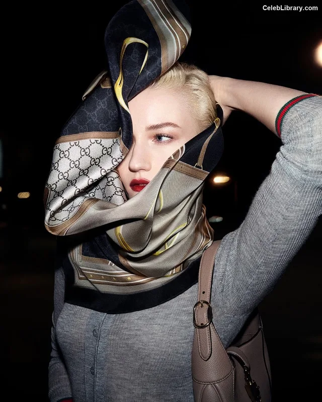 Julia Garner photo 16 of 320