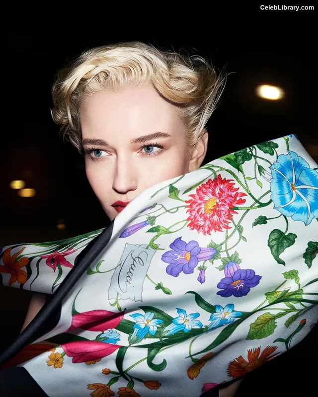 Julia Garner photo 17 of 320