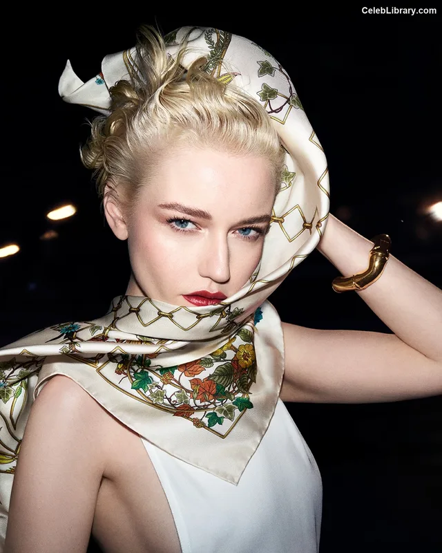Julia Garner photo 20 of 320