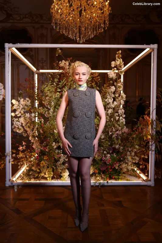 Julia Garner photo 15 of 320