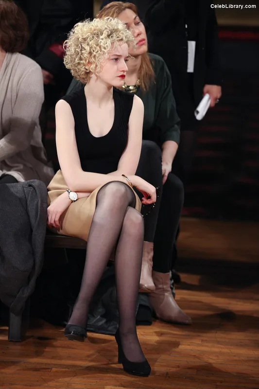 Julia Garner photo 18 of 320