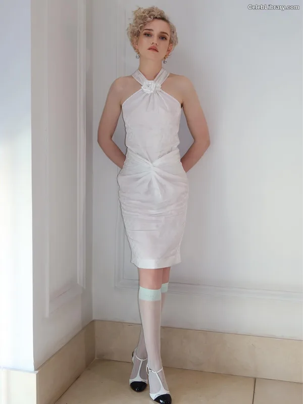 Julia Garner photo 20 of 320