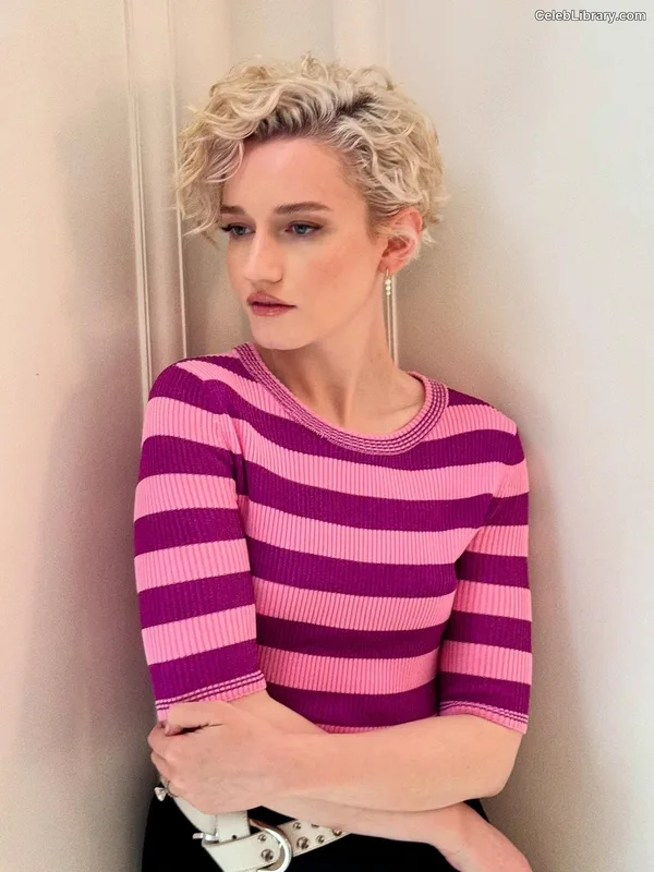 Julia Garner photo 21 of 320