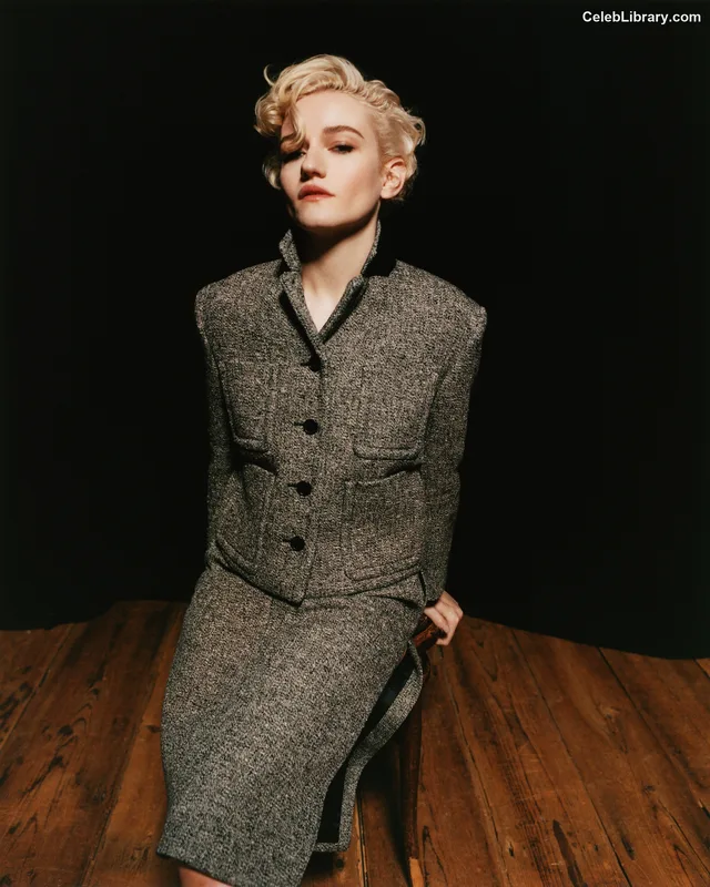 Julia Garner photo 23 of 320