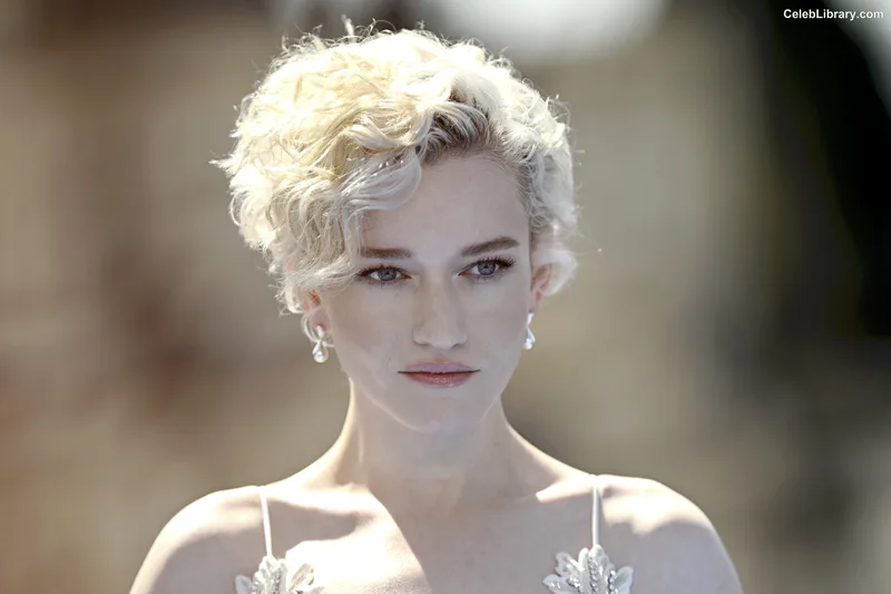 Julia Garner photo 24 of 320