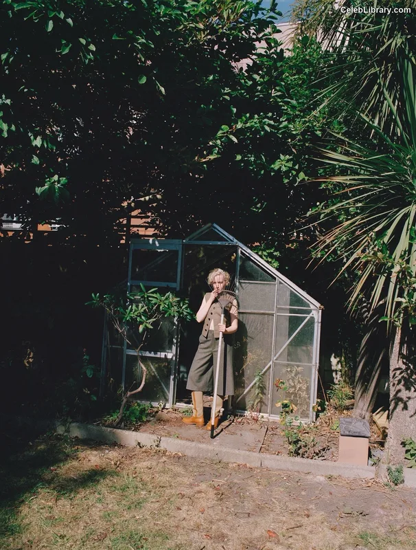 Julia Garner photo 1 of 320