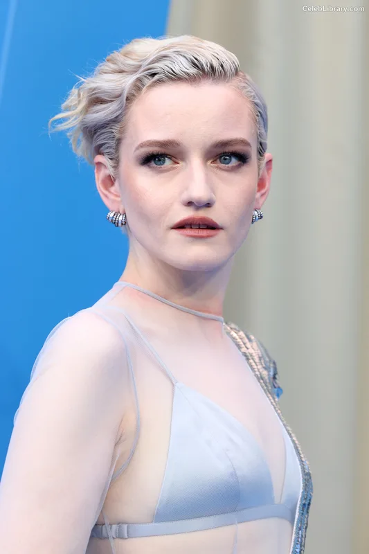 Julia Garner photo 12 of 320