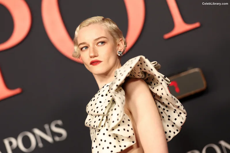 Julia Garner photo 18 of 320
