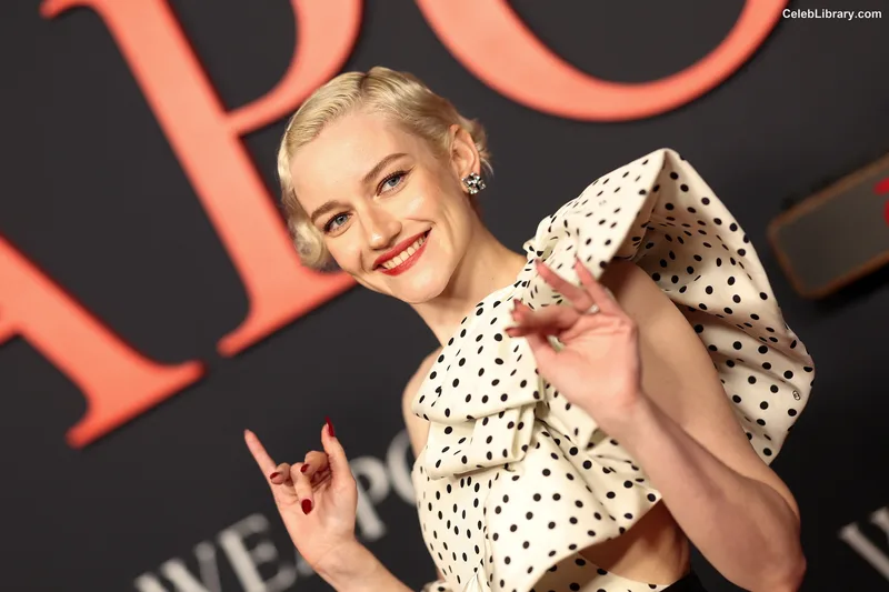 Julia Garner photo 20 of 320