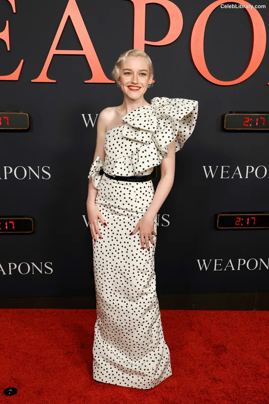 Julia Garner photo 22 of 320