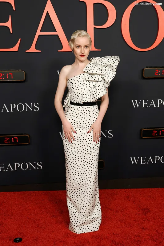 Julia Garner photo 23 of 320