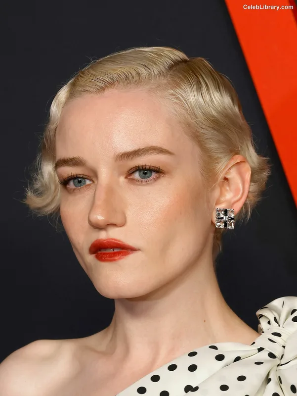 Julia Garner photo 1 of 320