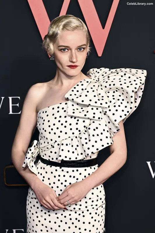 Julia Garner photo 3 of 320