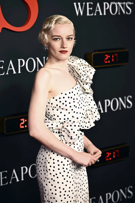 Julia Garner photo 4 of 320