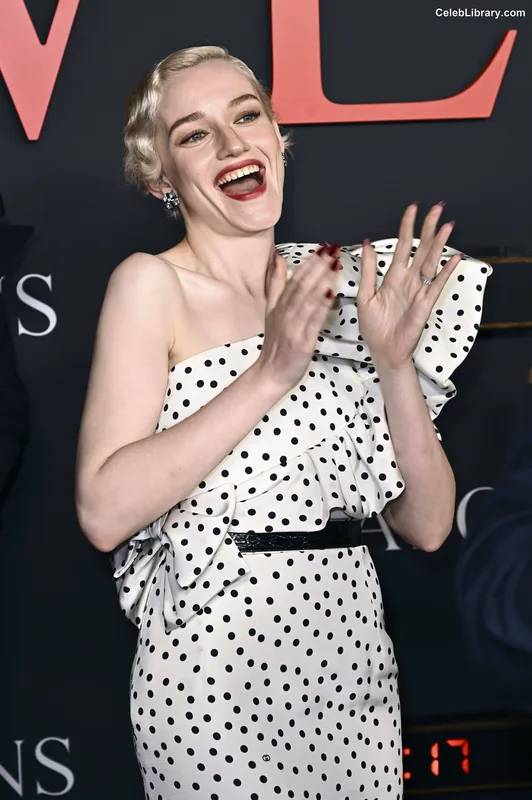 Julia Garner photo 5 of 320