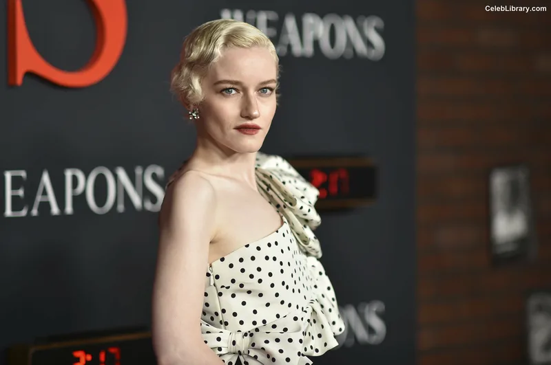 Julia Garner photo 7 of 320