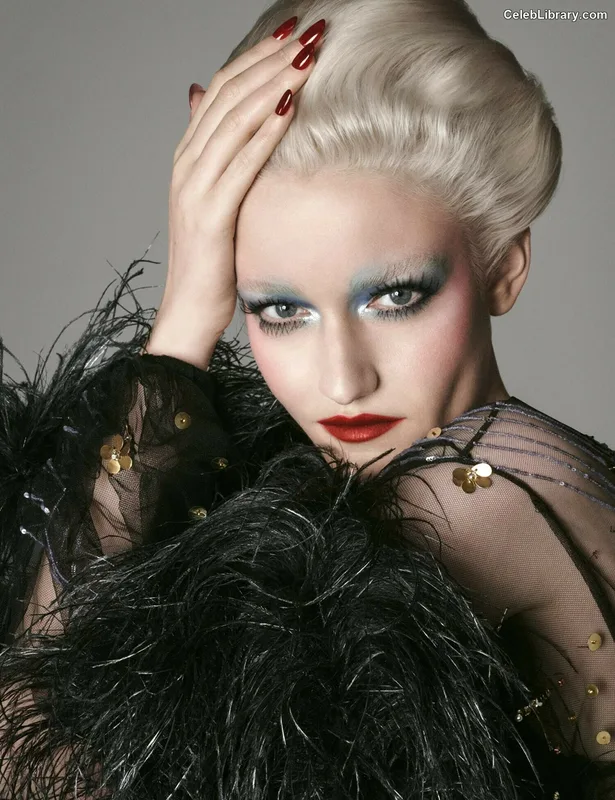 Julia Garner photo 10 of 320