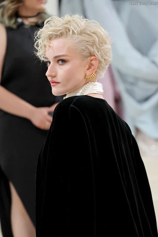 Julia Garner photo 11 of 320
