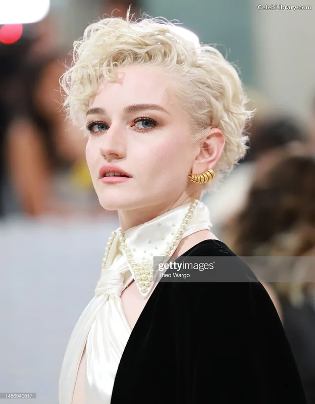 Julia Garner photo 12 of 320