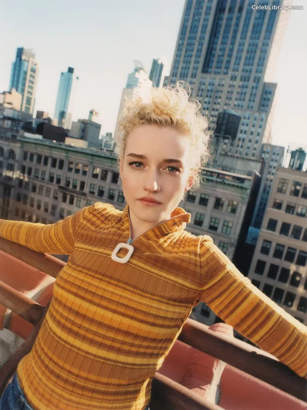 Julia Garner photo 14 of 320