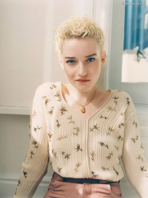 Julia Garner photo 15 of 320