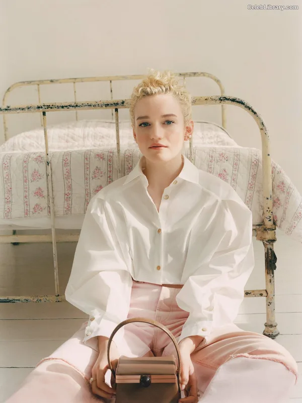 Julia Garner photo 16 of 320