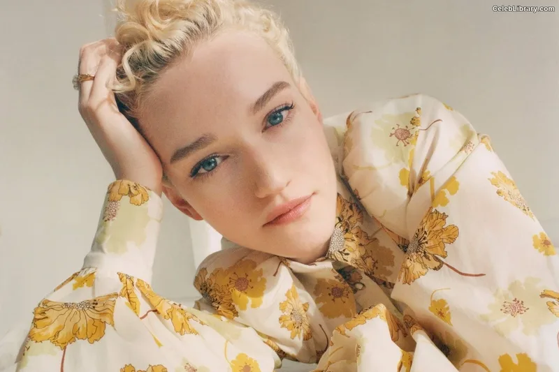 Julia Garner photo 17 of 320