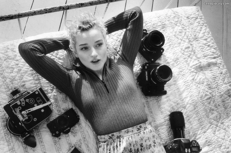 Julia Garner photo 18 of 320