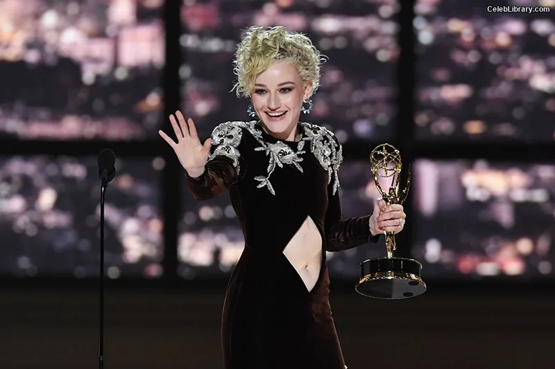Julia Garner photo 21 of 320