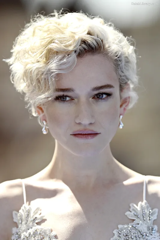 Julia Garner photo 24 of 320
