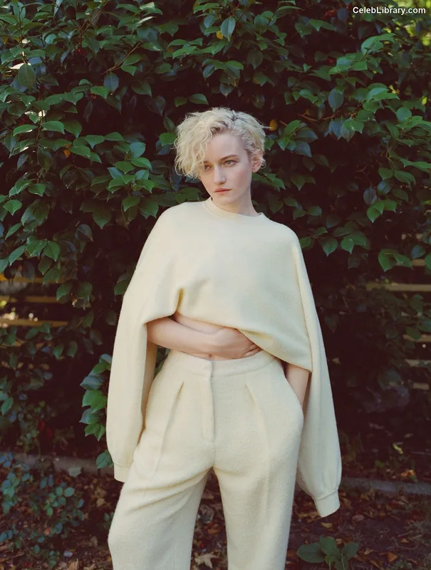 Julia Garner photo 2 of 320