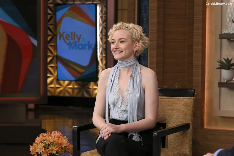 Julia Garner photo 3 of 320
