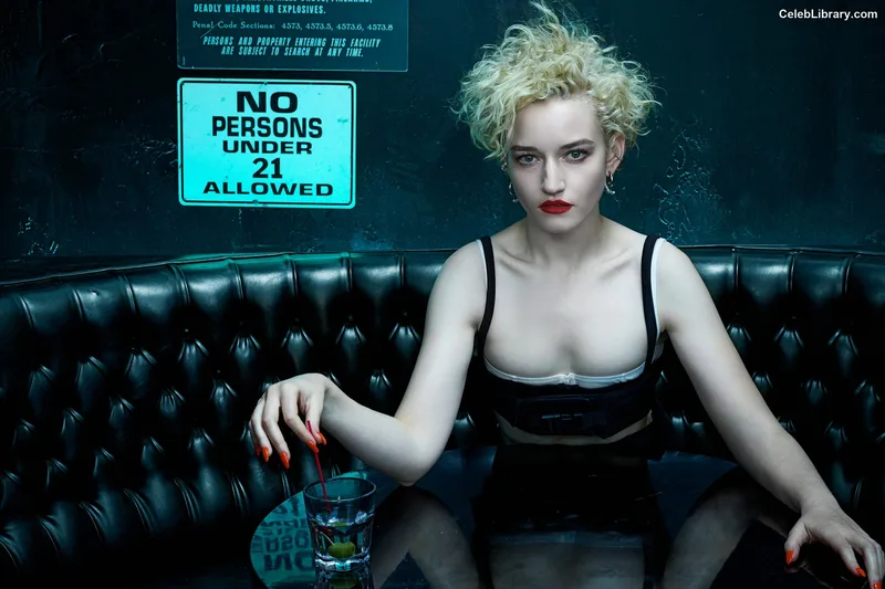 Julia Garner photo 4 of 320