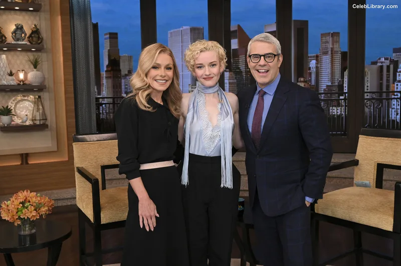 Julia Garner photo 6 of 320