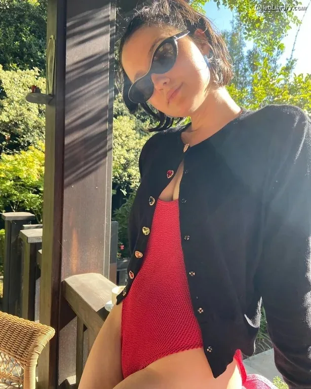 Julia Goldani Telles photo 1 of 2
