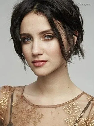Julia Goldani Telles photo 2 of 2