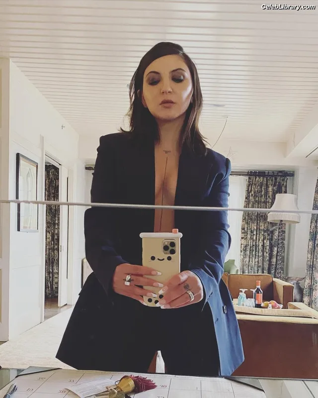 Julia Michaels photo 4 of 23