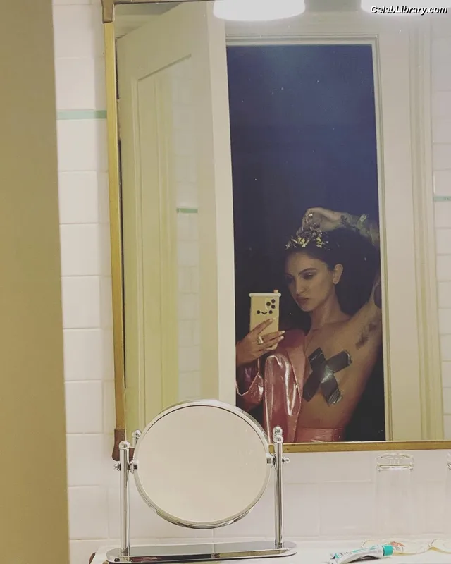 Julia Michaels photo 5 of 23