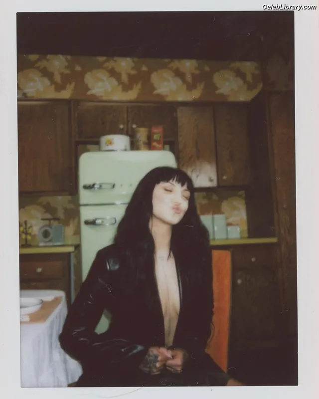 Julia Michaels photo 8 of 23