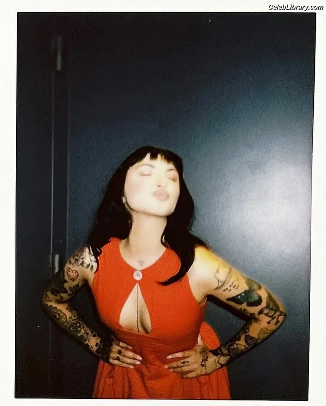 Julia Michaels photo 9 of 23