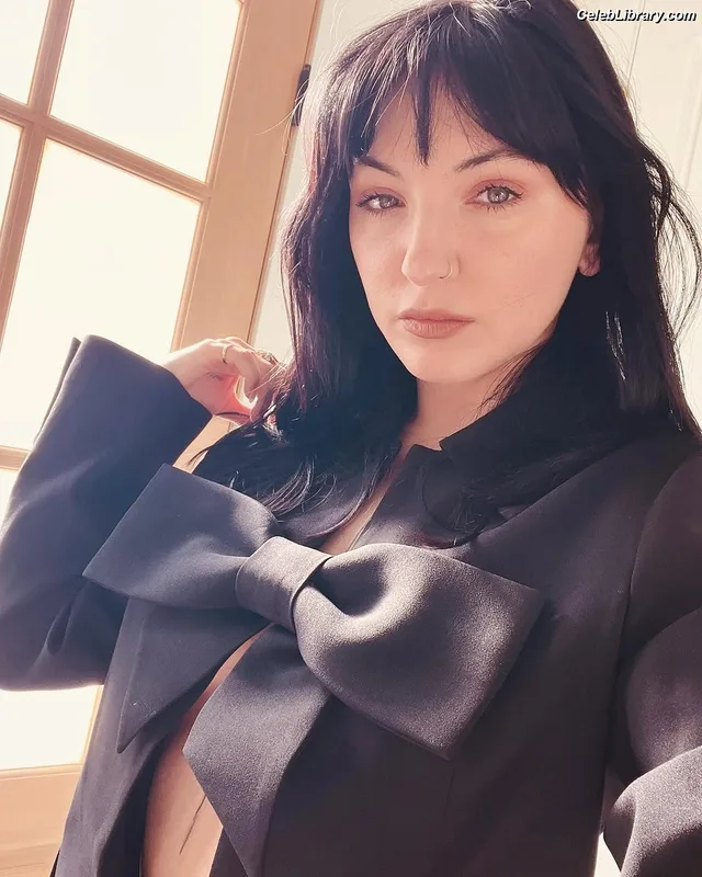 Julia Michaels photo 10 of 23
