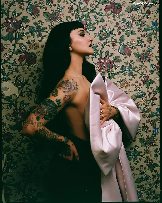 Julia Michaels photo 13 of 23