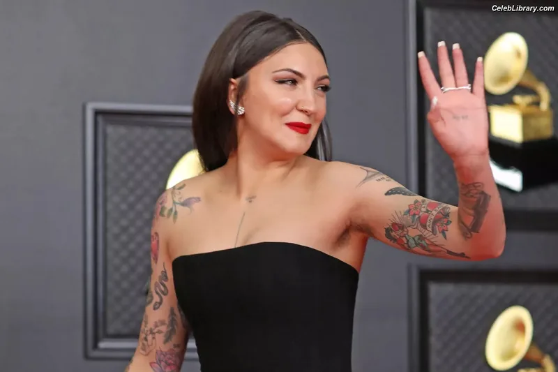 Julia Michaels photo 15 of 23