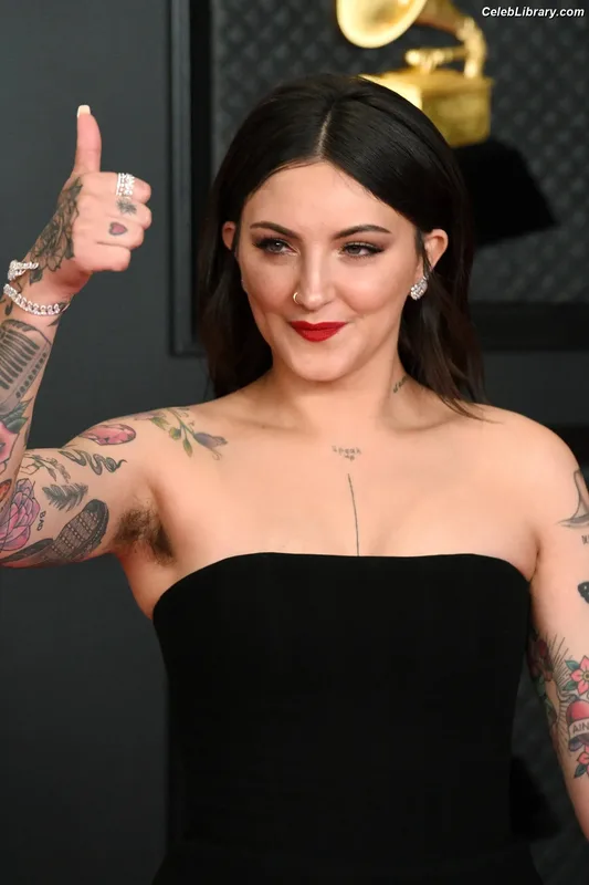 Julia Michaels photo 14 of 23