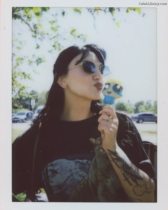 Julia Michaels photo 16 of 23