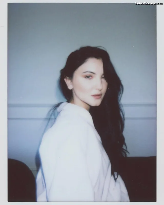 Julia Michaels photo 17 of 23