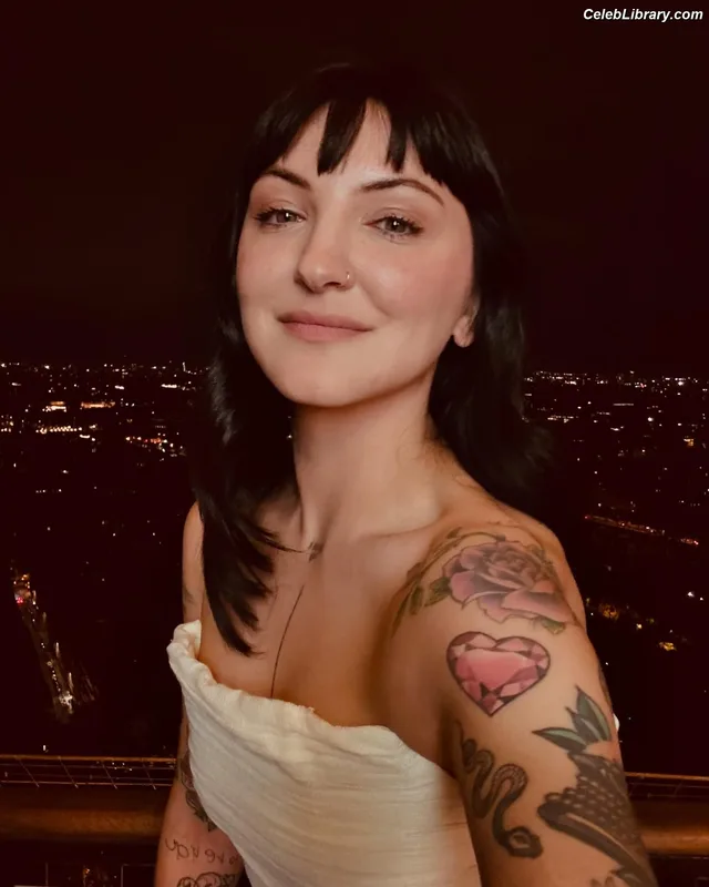Julia Michaels photo 19 of 23
