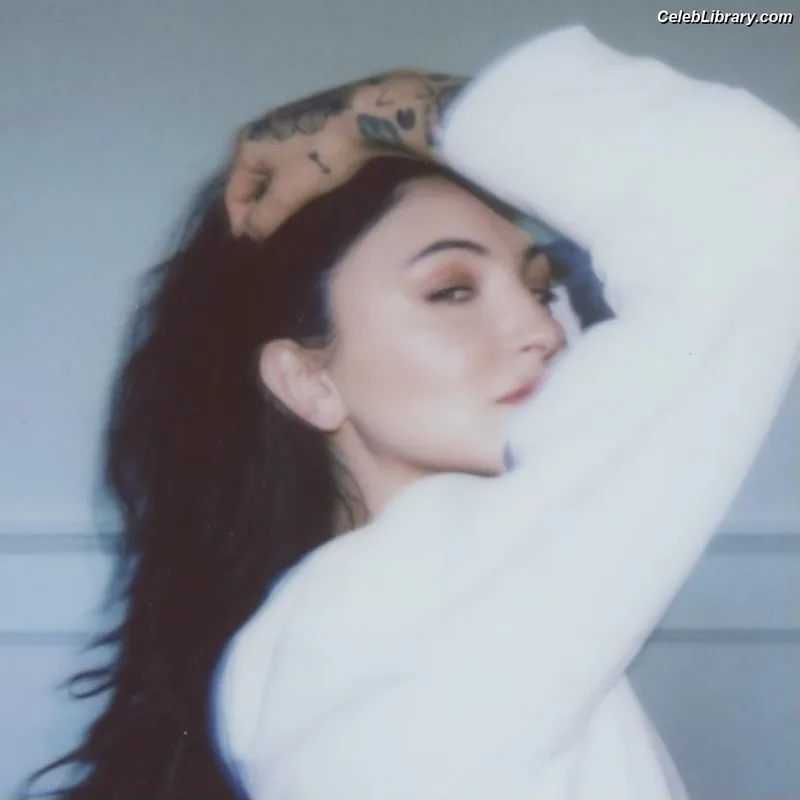 Julia Michaels photo 21 of 23